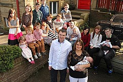 (Vidéo) La plus grande famille du Royaume-Uni attend son 18e enfant